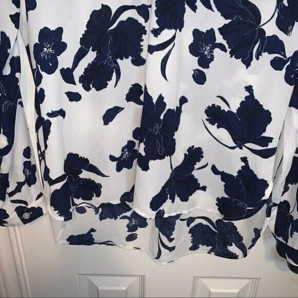 Halogen White Blue Floral Casual Long Sleeve V-Neck Pullover Blouse size Small - Picture 3 of 9